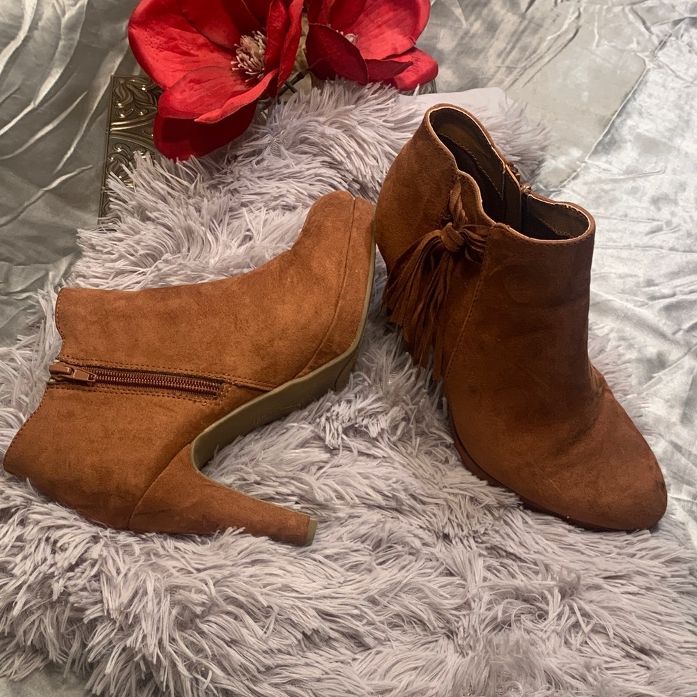 🌹VINTAGE Unlisted • Suede Ankle Booties with Tassel